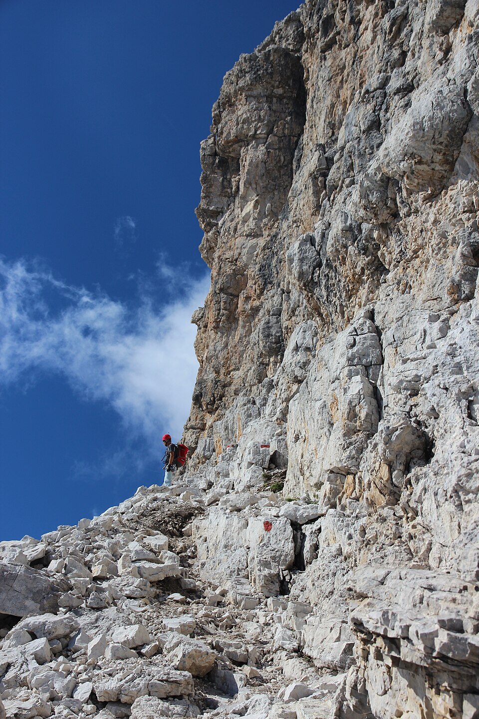Lezec na skalní římse ferraty Sentiero Benini v Brentských Dolomitech